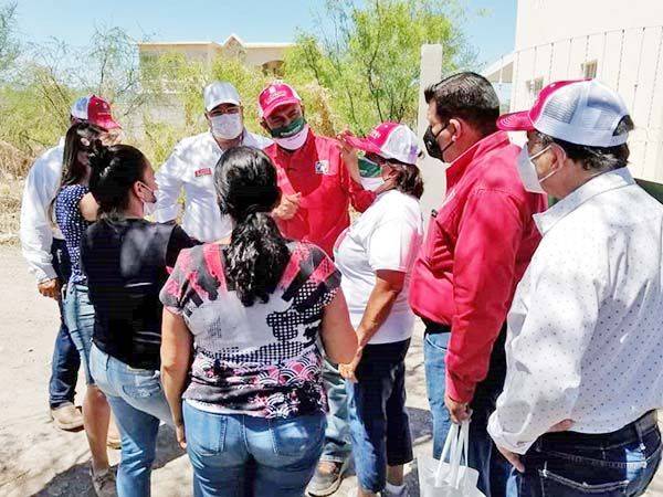 Visita el Gachupín las colonias de Múzquiz