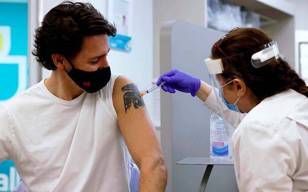 Justin Trudeau recibe la primera dosis de la vacuna COVID de AstraZeneca