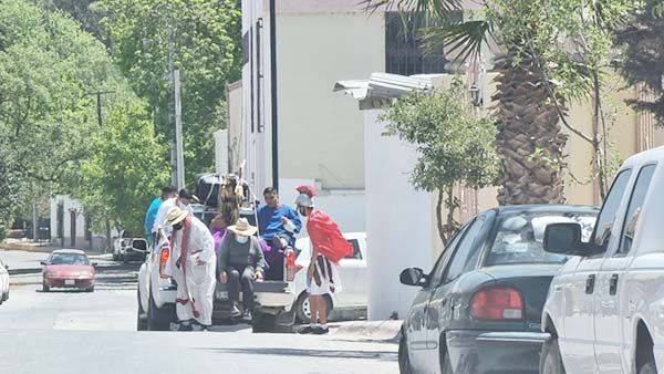 Conmemoran viacrucis con caravana vehicular