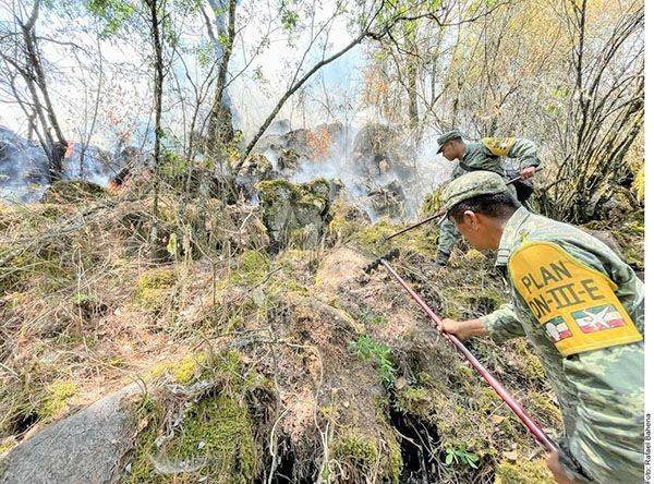Crecen incendios; recortan bomberos