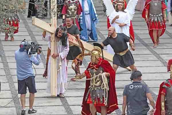 Jesús muere en la cruz en solitario por segundo año