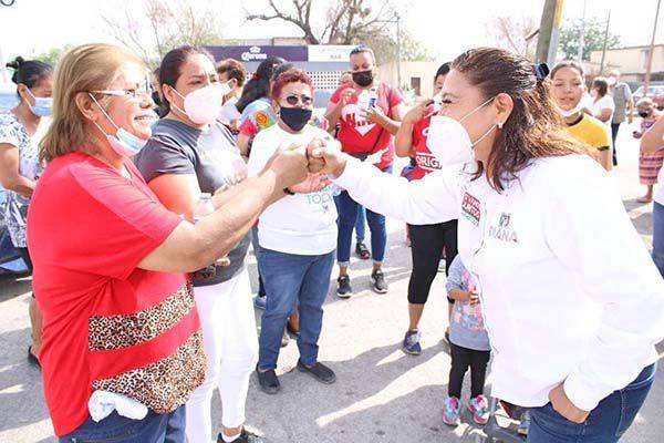 Responde Diana Haro a peticiones de servicios
