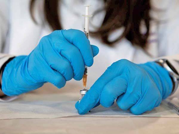 Prueban tercera dosis de Pfizer y Moderna para combatir variantes