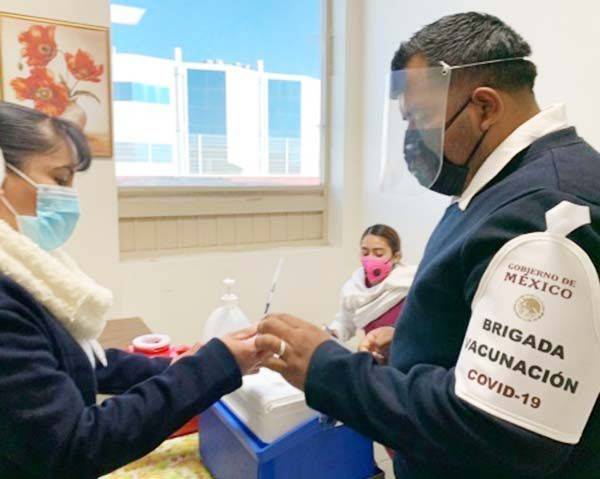 Inmunizan a 2 mil 500 médicos de la Región