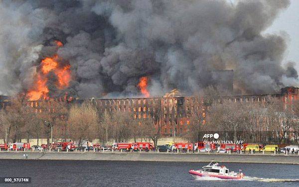 Devasta incendio histórica fábrica en San Petersburgo