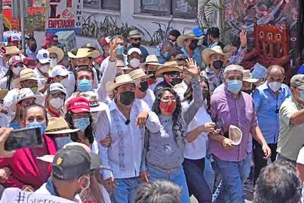 Defiende Félix su candidatura con tortas  y cumbias
