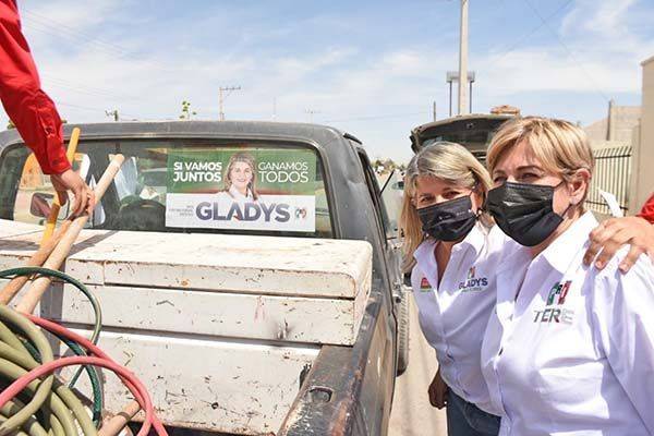 Convence Gladys a mujeres del campo