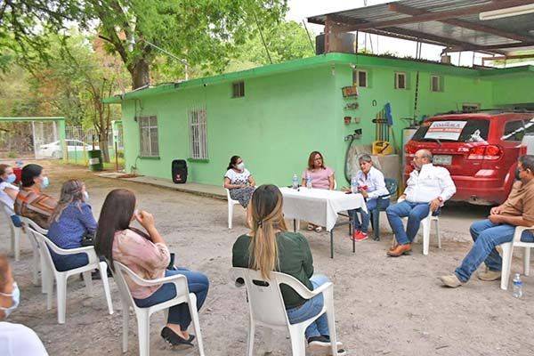 Confían maestros en Gladys y ‘Gachupin’