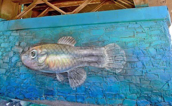 Pintan murales en alrededores del río