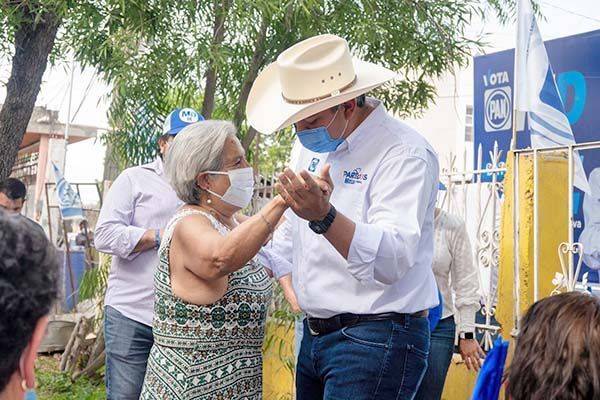 Paredes, quien muestra más interés en la gente