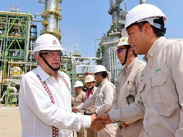 Asegura AMLO no aumentará gasolina