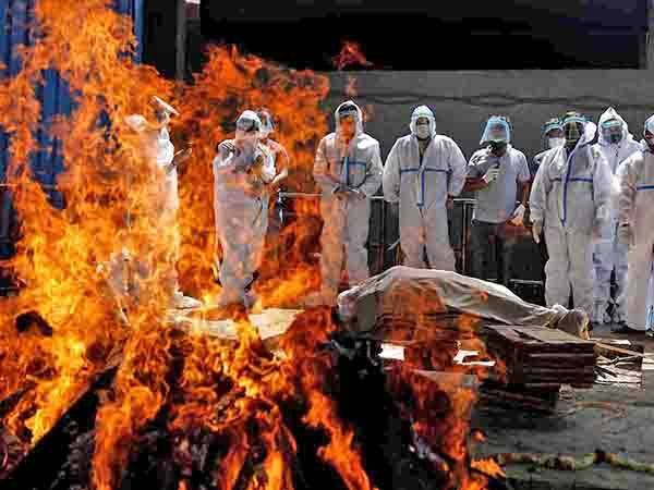 India incinera personas muertas por covid en plena calle
