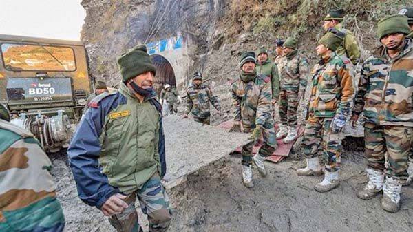 Avalancha sepulta a trabajadores en India; hay ocho muertos