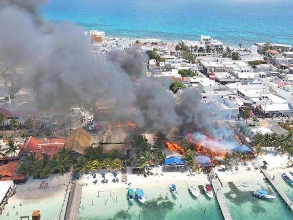 Incendio en Islas Mujeres consume una decena de establecimientos