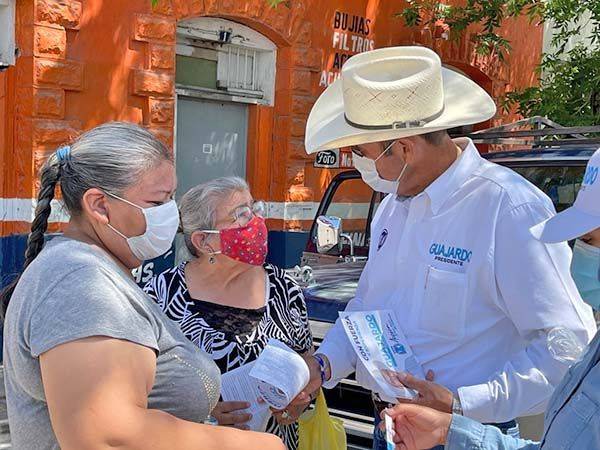 Recorren candidatos la colonia Comercial