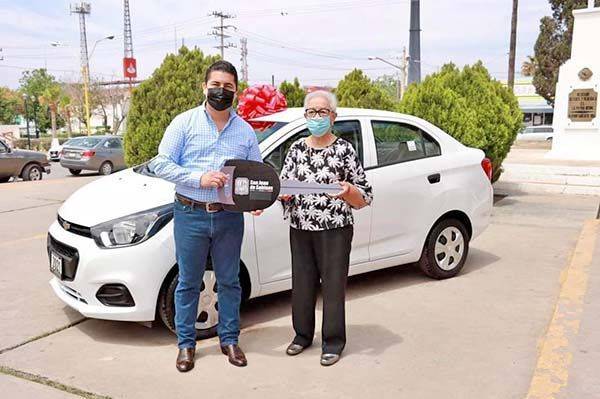 Rifan automóvil entre ciudadanos cumplidos
