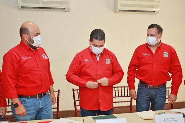 Julio Long se integra al PRI