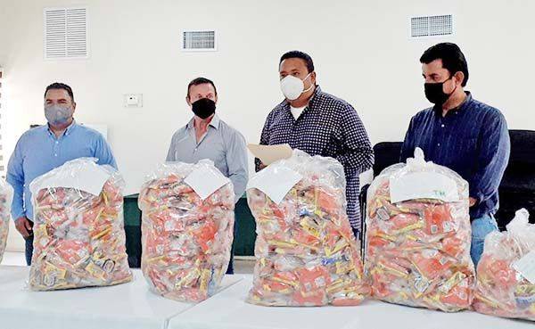 Dona Canaco mil bolsas de dulces