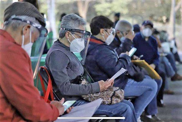Vacunarán a maestros al presentar credencial