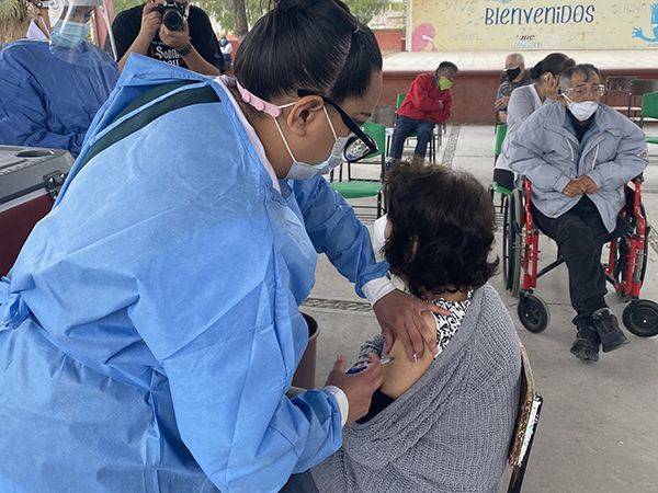 Esperan más vacunas para adultos mayores