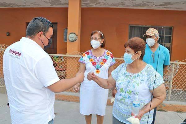 Visita Mario López a familias de la Sarabia