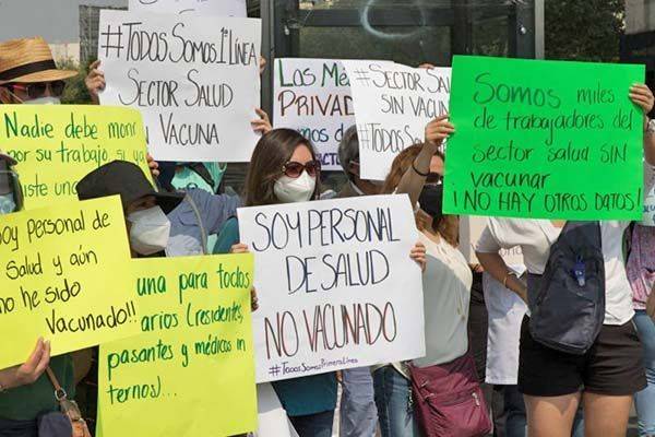 Médicos privados protestan en la CDMX para exigir la vacuna contra el COVID-19