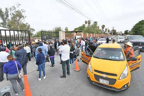 Muere adulto mayor en fila de vacunación