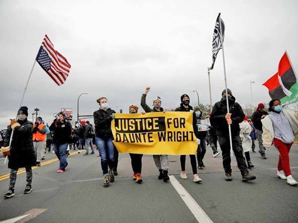 Arrestan por homicidio a policía que mató a afroamericano Daunte Wright