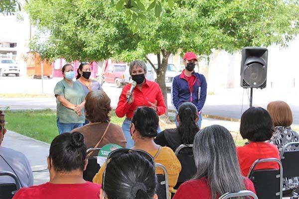 Recorre Bella Alemán la colonia Elsa Hernández