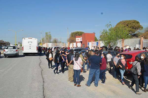Trasladan docentes a puntos de vacunación