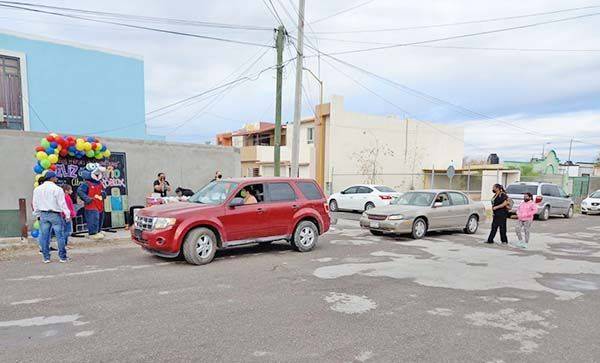 Coloridas caravanas para celebrar a niños
