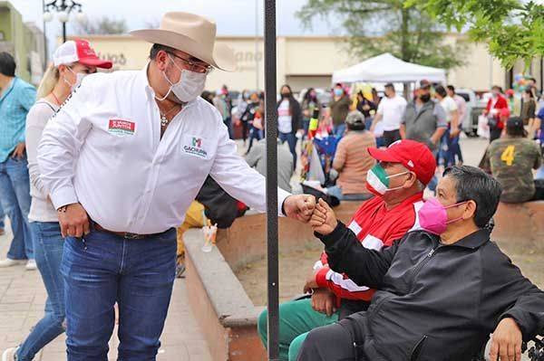 Plática candidato con comerciantes