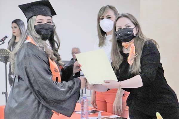 Se gradúan de prepa mujeres castañenses