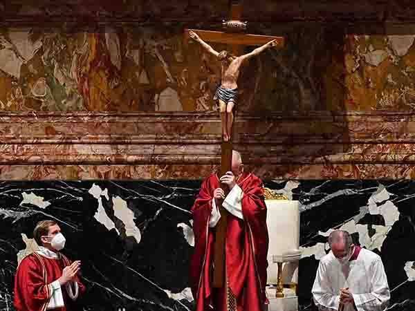 Papa Francisco preside segundo Vía Crucis en el Vaticano