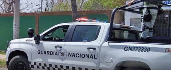 Acuchilla sujeto a 2 elementos de la GN