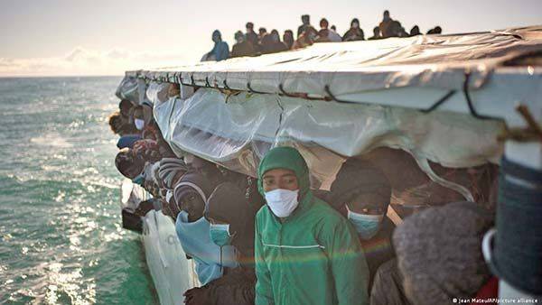 Rescatan a 160 migrantes en el Mediterráneo; iban en dos barcos