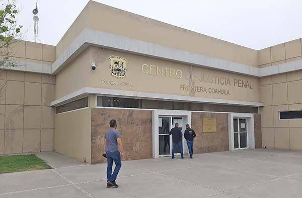 Comparecen líderes robo contra obreros