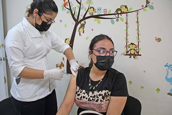 Inicia vacunación de los médicos privados
