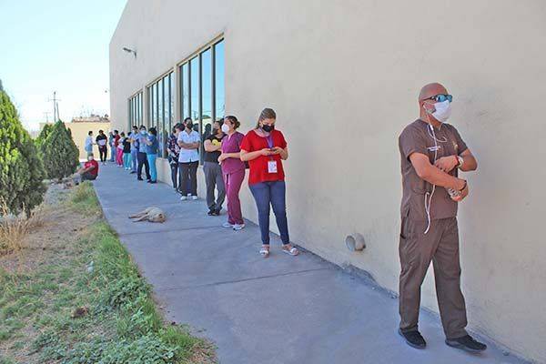Aplican segunda dosis a trabajadores de salud