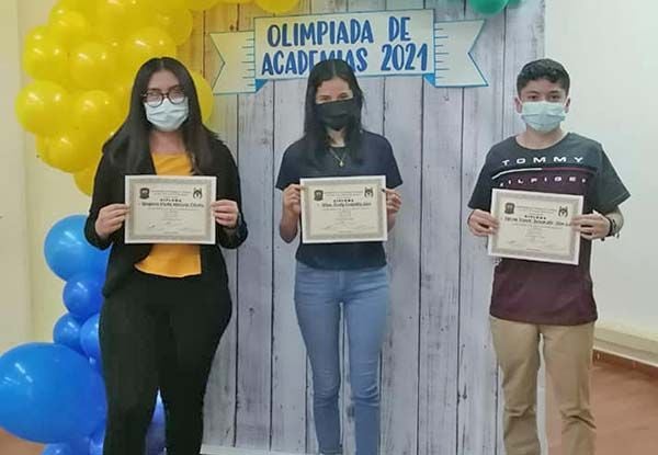 Reconoce Ladislao a mejores estudiantes