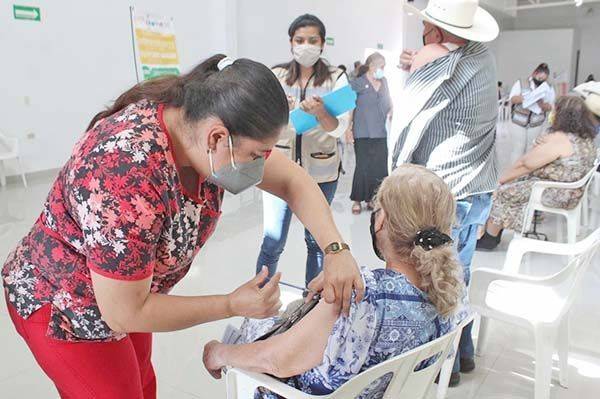 Aplican 300 vacunas contra Covid en SB
