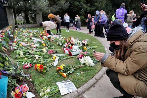 Salvas y flores en honor al duque de Edimburgo