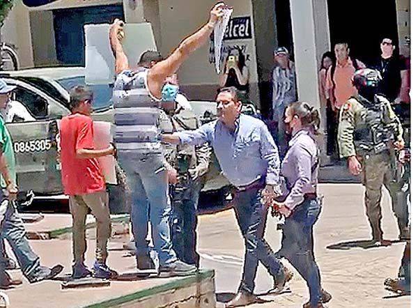 Piden seguridad y Gobernador los empuja