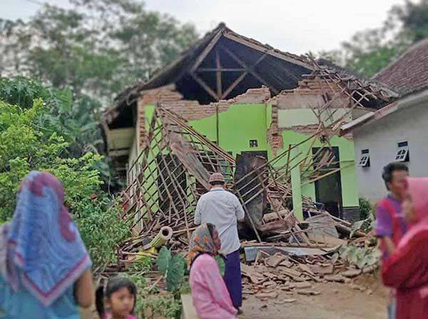 Sismo sacude Indonesia; al menos 6 muertos y daños