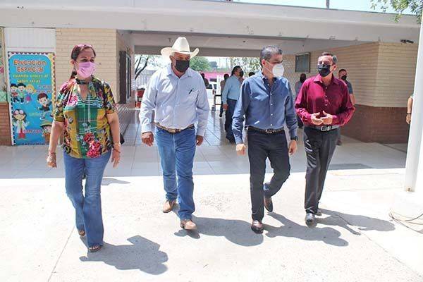ENTREGAN “TECHUMBRE” EN LA ESCUELA DE CLOETE