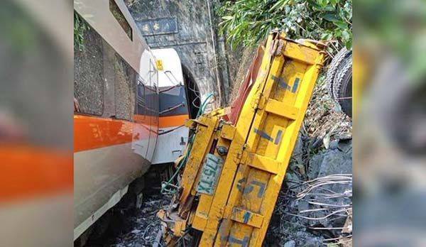 Tren descarrila en Taiwán