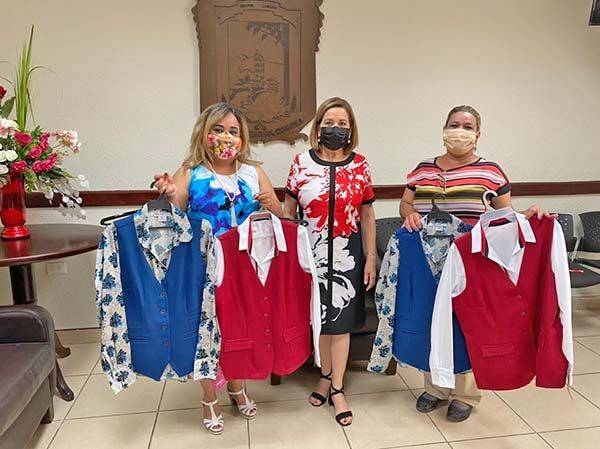 Entregan uniformes al personal administrativo