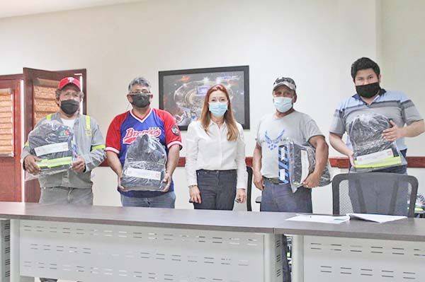 Entregan uniformes a empleados operativos