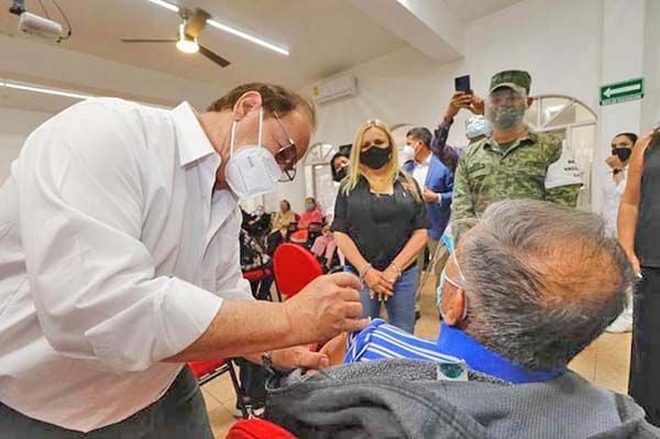 Llevan vacunas a asociaciones