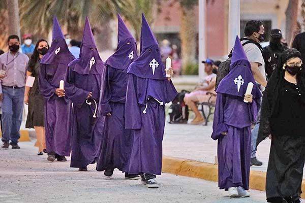 Celebran la tradicional Procesión del Silencio